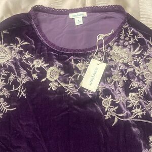 Velvet embroidered deep purplel 3/4 sleeve pullover.